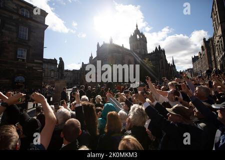 Edimburgo 12th settembre 20202. Cacciatori di migliaia di persone si riuniscono nel Royal Mile per dare un'occhiata alla sua bara MajestyÕs sulla strada per la cattedrale di St GileÕs a Edimburgo. La Regina morì pacificamente a Balmoral il 8th settembre 2022. Scozia. PIC Credit: Pako Mera/Alamy Live News Foto Stock