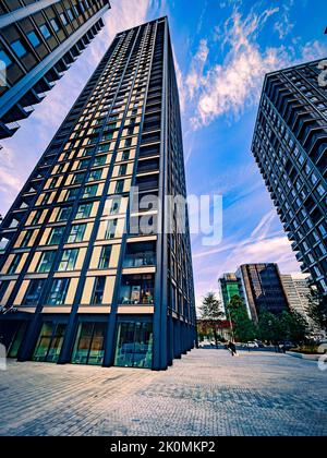 Uno scatto verticale di edifici moderni Foto Stock