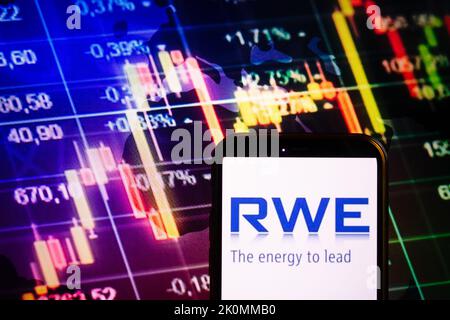 KONSKIE, POLONIA - 10 settembre 2022: Smartphone che mostra il logo della società RWE sullo sfondo del diagramma di borsa Foto Stock