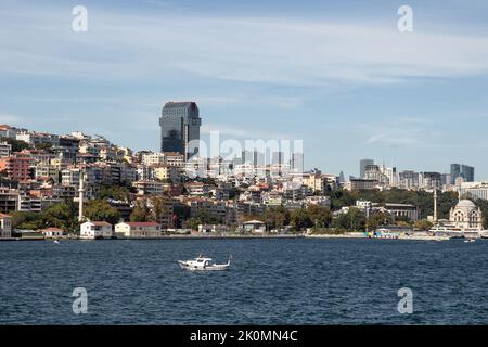 Vista di una piccola barca da pesca sul Bosforo e Gunussuyu zona del quartiere Beyoglu a Istanbul. E' una giornata estiva di sole. Foto Stock