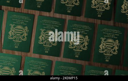 Passaporti di campagna Ciad, vista dall'alto, su un tavolo di legno Foto Stock