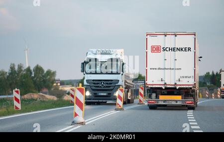 Mazowieckie, Polonia - 26 maggio 2022: Ristrutturazione dell'autostrada. Percorso ad alta velocità durante i lavori di ristrutturazione. Ostacoli sull'autostrada. Foto Stock