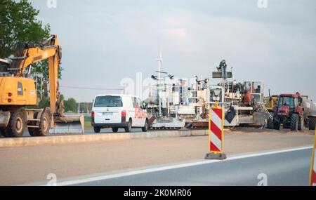 Mazowieckie, Polonia - 26 maggio 2022: Ristrutturazione dell'autostrada. Percorso ad alta velocità durante i lavori di ristrutturazione. Ostacoli sull'autostrada. Foto Stock