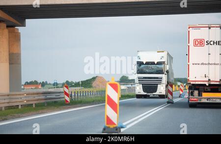 Mazowieckie, Polonia - 26 maggio 2022: Ristrutturazione dell'autostrada. Percorso ad alta velocità durante i lavori di ristrutturazione. Ostacoli sull'autostrada. Foto Stock