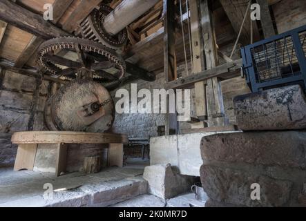 ingranaggi di trasmissione di potenza di un frantoio storico Foto Stock