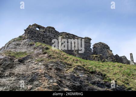 Rovine del castello di Tintagel nella Cornovaglia settentrionale, Inghilterra, Regno Unito, spesso legate alla leggenda di Re Artù. Foto Stock