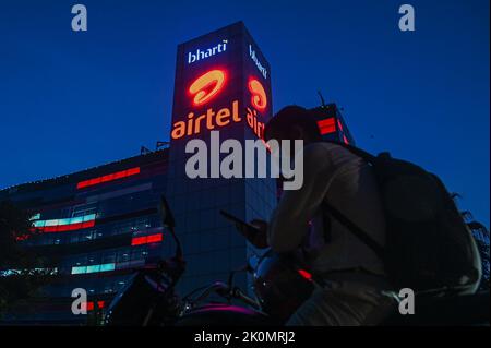 Gurugram, India. 12th Set, 2022. Un uomo usa il suo telefono al di fuori della sede di Bharti Airtel a Gurugram, alla periferia di Nuova Delhi. Airtel dice che il suo servizio 5G sarà lanciato in un mese, che sarà probabilmente ottobre per coloro che vivono nelle città chiave della metropolitana come Delhi, Mumbai, Chennai, e alcuni altri entro la fine del 2023, come da media relazioni. (Foto di Kabir Jhangiani/Pacific Press) Credit: Pacific Press Media Production Corp./Alamy Live News Foto Stock