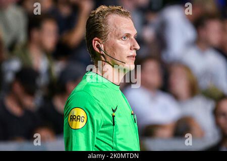 AMSTERDAM, PAESI BASSI - Settembre 12: assistente arbitro Michael Rasch durante la partita olandese di Keukenkampioendivisie tra Jong Ajax e NAC Breda a De Toekomst il 12 settembre 2022 ad Amsterdam, Paesi Bassi (Foto di Jan Mulder/Orange Pictures) Foto Stock