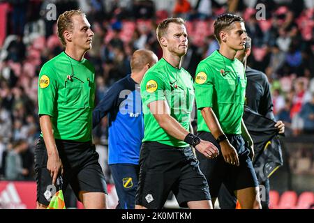 AMSTERDAM, PAESI BASSI - Settembre 12: assistente arbitro Michael Rasch, arbitro Jannick van der Laan, assistente arbitro Kevin Weever durante la partita olandese di Keukenkampioendivisie tra Jong Ajax e NAC Breda a De Toekomst il 12 settembre 2022 ad Amsterdam, Paesi Bassi (Foto di Jan Mulder/Orange Pictures) Foto Stock