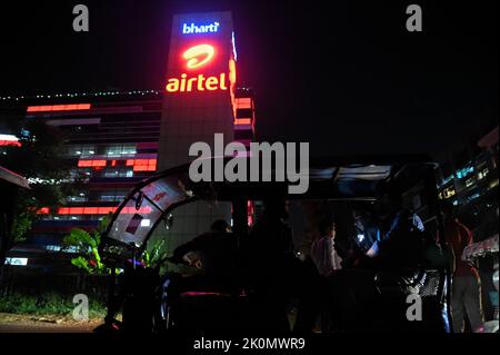 Gurugram, Haryana, India. 12th Set, 2022. La gente usa il proprio telefono al di fuori dell'edificio degli uffici Bharti Airtel a Gurugram, alla periferia di Nuova Delhi. Airtel dice che il suo servizio 5G sarà lanciato in un mese, che sarà probabilmente ottobre per coloro che vivono nelle città chiave della metropolitana come Delhi, Mumbai, Chennai, e alcuni altri entro la fine del 2023, come da media relazioni. (Credit Image: © Kabir Jhangiani/Pacific Press via ZUMA Press Wire) Foto Stock