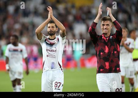 Stadio Allianz, Torino, Italia, 11 settembre 2022, Antonio Candreva e Krzysztof Piatek (US Salernitana) festeggiano con i fan alla fine della partita Foto Stock