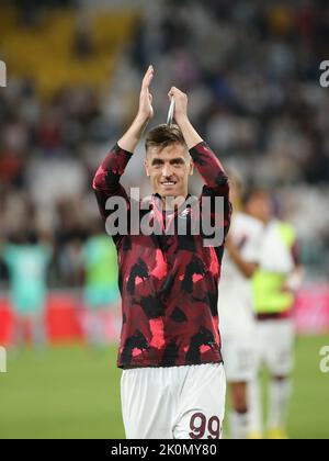 Stadio Allianz, Torino, Italia, 11 settembre 2022, Krzysztof Piatek (US Salernitana) festeggia con i fan alla fine della partita durante il Juventus FC Foto Stock