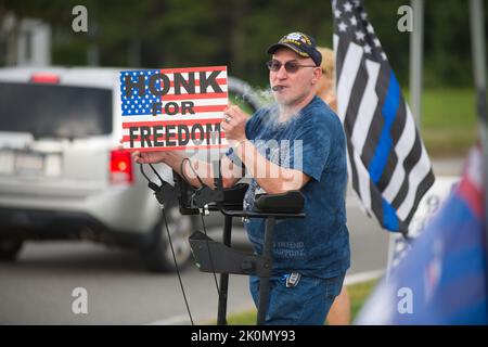 Ricordo del 11th settembre - la bandiera sventola al Bourne Rotary a Cape Cod, Massachusetts, USA Foto Stock