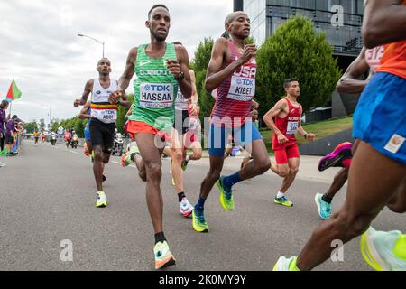 Ibrahim Hassan di Gibuti in gara nella maratona maschile al World Athletics Championships, Hayward Field, Eugene, Oregon USA, il 17th luglio 20 Foto Stock