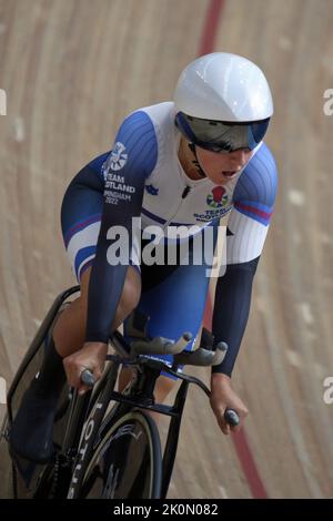 Neah EVANS of Scotland nella gara di 3000m medaglia di bronzo di Pursuit individuale femminile ai giochi del Commonwealth del 2022 nel Velodrome, Queen Elizabeth Olympic Park, Londra. Foto Stock