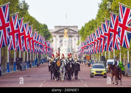 Londra, Inghilterra, Regno Unito. 12th Set, 2022. Il Regiment montato sulla Cavalleria domestica passa attraverso il Mall. Union Jacks è stato installato lungo il Mall prima del funerale della Regina, che si svolge il 19th settembre. (Credit Image: © Vuk Valcic/ZUMA Press Wire) Foto Stock