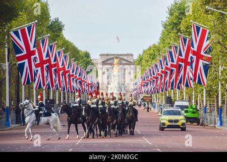 Londra, Inghilterra, Regno Unito. 12th Set, 2022. Il Regiment montato sulla Cavalleria domestica passa attraverso il Mall. Union Jacks è stato installato lungo il Mall prima del funerale della Regina, che si svolge il 19th settembre. (Credit Image: © Vuk Valcic/ZUMA Press Wire) Foto Stock