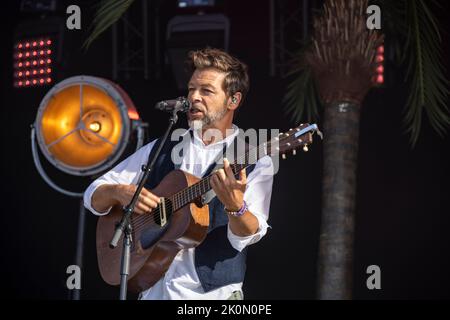 Bretigny sur Orge, Francia. 11th Set, 2022. Il cantante Christophe Mae suona sul palco di Angela Davis durante la Fete of Humanite. Foto Stock