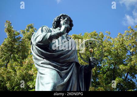 Torun, Polonia. 11 agosto 2022. Monumento di Nicolaus Copernico, matematico e astronomo che ha formulato un modello dell'universo che ha posto il su Foto Stock