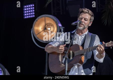 Bretigny sur Orge, Francia. 11th Set, 2022. Il cantante Christophe Mae suona sul palco di Angela Davis durante la Fete of Humanite. Foto Stock