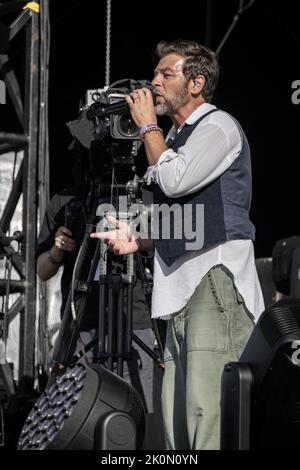 Bretigny sur Orge, Francia. 11th Set, 2022. Il cantante Christophe Mae suona sul palco di Angela Davis durante la Fete of Humanite. Foto Stock