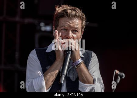 Bretigny sur Orge, Francia. 11th Set, 2022. Il cantante Christophe Mae suona sul palco di Angela Davis durante la Fete of Humanite. Foto Stock