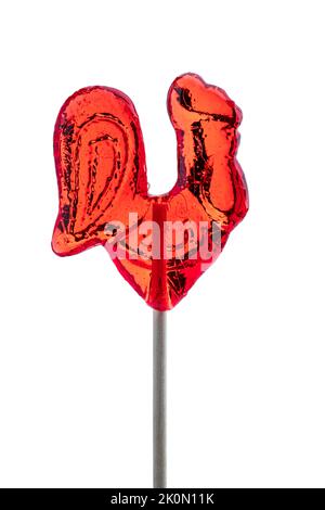 Tradizionale forma di gallina lollipop rosso su bastone di legno isolato Foto Stock