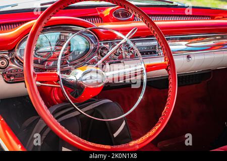 Daytona Beach, Florida - 24 novembre 2018: Vista interna di un 1957 Oldsmobile Golden Rocket 88 Holiday Hardtop Coupe ad una fiera di auto locale. Foto Stock