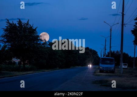 Ormeggio in serata su una strada di campagna. Foto Stock