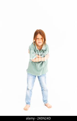 Bel ragazzo caucasico con capelli rossi. Immagine alla moda di un ragazzo adolescente con capelli lunghi.Bambino guardando la camera.primo piano ritratto su sfondo bianco. Luce da studio isolata. Foto Stock