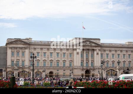 LONDRA, Regno Unito - Settembre 2022: La gente si fa strada a Buckingham Palace per rendere omaggio alla regina Elisabetta II dopo la sua morte Foto Stock