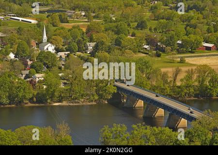 Vista aerea da South Deerfield a Sunderland, con vista sul Sunderland Bridge, regione della Pioneer Valley, Massachusetts Foto Stock