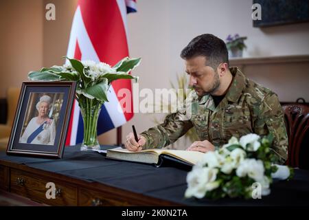 Il Presidente Volodimyr Zelenskyy ha visitato la residenza dell'Ambasciatore di Gran Bretagna in Ucraina e ha onorato la memoria di sua Maestà la Regina Elisabetta II Foto Stock