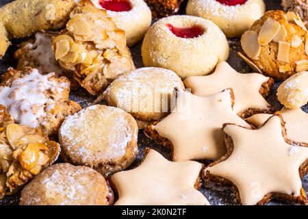 Biscotti di Natale fatti in casa e appena sfornati, primo piano di diverse varietà Foto Stock