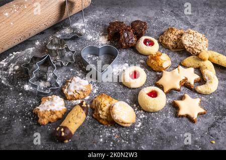 Dolcetti di Natale, biscotti di Natale appena sfornati con utensili da forno Foto Stock