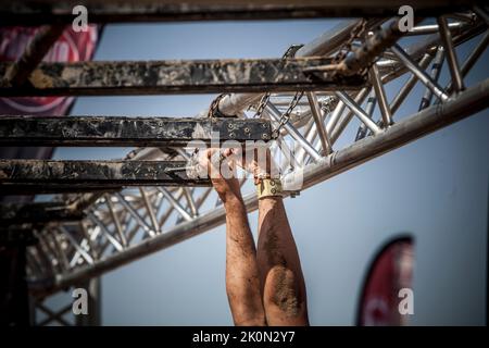 Merida, Spagna - 11th settembre 2022: FarinatoRace Merida 2022. Percorso di ostacoli più difficile al mondo. Brachiazione o oscillazione del braccio Foto Stock