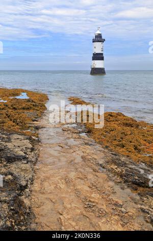 Penmon Lighthouse o Trwyn Du Lighthouse, Penmon, Isola di Anglesey, Ynys Mon, Galles del Nord, REGNO UNITO. Foto Stock