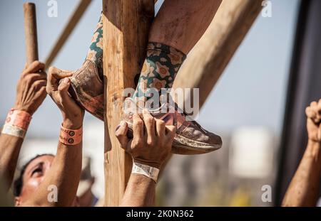 Merida, Spagna - 11th settembre 2022: FarinatoRace Merida 2022. Compagni di squadra che aiutano a scalare la pole Foto Stock