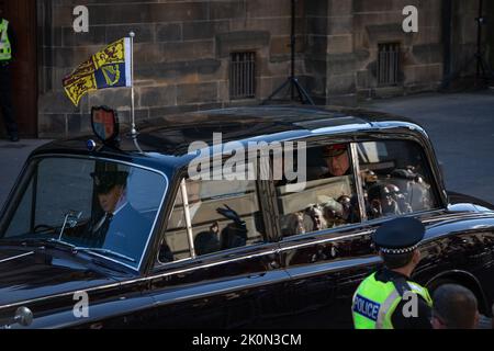 Edimburgo, Scozia, 12 settembre 2022. Re Carlo III parte dalla cattedrale di St Giles dopo un servizio per sua Maestà la Regina Elisabetta II, a Edimburgo, Scozia, 12 settembre 2022. Photo credit: Jeremy Sutton-Hibbert/ Alamy Live news. Foto Stock