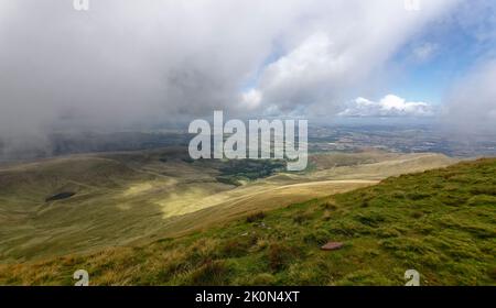 CWM Llwch sotto Pen y Fan con Llyn CWM Llwch Glacial Lake, Brecon Beacons, Powys, Wales, UK Foto Stock
