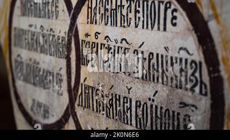 Frammento della lettera cirillica dello Slavo antico sulla parete del tempio. Messa a fuoco selezionata. Foto di alta qualità Foto Stock