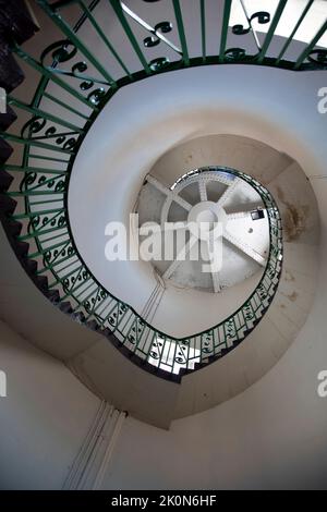 La scala a chiocciola all'interno del vecchio faro di Dungeness, Kent, Inghilterra Foto Stock