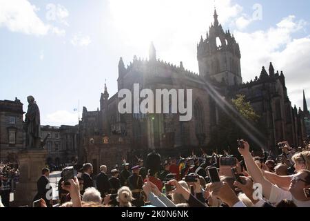 Edimburgo 12th settembre 20202. Cacciatori di migliaia di persone si riuniscono nel Royal Mile per una semplice bara di sua Maestà sulla strada per la cattedrale di St Gile a Edimburgo. La Regina morì pacificamente a Balmoral il 8th settembre 2022. Scotland Pic Credit: Pako Mera/Alamy Live News Foto Stock