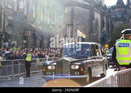 Edimburgo 12th settembre 20202. Cacciatori di migliaia di persone si riuniscono nel Royal Mile per dare un'occhiata alla bara di sua Maestà sulla strada per la cattedrale di St Gile a Edimburgo. La Regina morì pacificamente a Balmoral il 8th settembre 2022. Scotland Pic Credit: Pako Mera/Alamy Live News Foto Stock