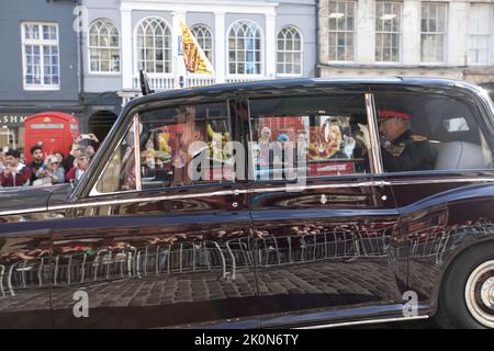 Edimburgo 12th settembre 20202. Cacciatori di migliaia di persone si riuniscono nel Royal Mile per dare un'occhiata alla bara di sua Maestà sulla strada per la cattedrale di St Gile a Edimburgo. La Regina morì pacificamente a Balmoral il 8th settembre 2022. Scotland Pic Credit: Pako Mera/Alamy Live News Foto Stock