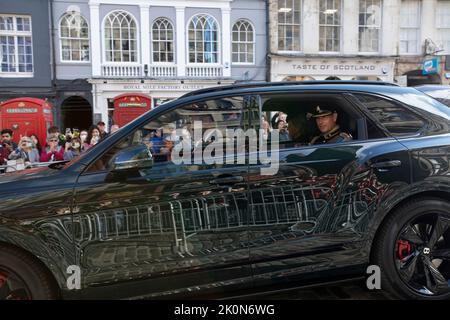 Edimburgo 12th settembre 20202. Cacciatori di migliaia di persone si riuniscono nel Royal Mile per dare un'occhiata alla bara di sua Maestà sulla strada per la cattedrale di St Gile a Edimburgo. La Regina morì pacificamente a Balmoral il 8th settembre 2022. Scotland Pic Credit: Pako Mera/Alamy Live News Foto Stock