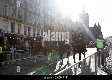 Edimburgo 12th settembre 20202. Cacciatori di migliaia di persone si riuniscono nel Royal Mile per dare un'occhiata alla bara di sua Maestà sulla strada per la cattedrale di St Gile a Edimburgo. La Regina morì pacificamente a Balmoral il 8th settembre 2022. Scotland Pic Credit: Pako Mera/Alamy Live News Foto Stock