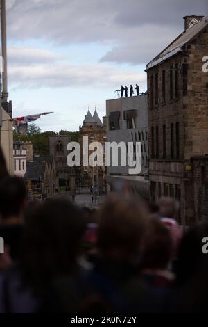 Edimburgo 12th settembre 20202. Cacciatori di migliaia di persone si riuniscono nel Royal Mile per dare un'occhiata alla bara di sua Maestà sulla strada per la cattedrale di St Gile a Edimburgo. La Regina morì pacificamente a Balmoral il 8th settembre 2022. Scotland Pic Credit: Pako Mera/Alamy Live News Foto Stock