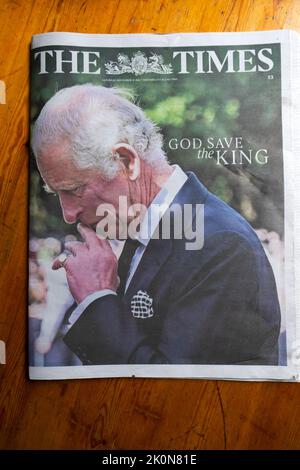 'God Save the King' il titolo del Times per il re Carlo III che si lamenta per la perdita di madre Regina Elisabetta II prima pagina 10 settembre 2022 Regno Unito Foto Stock