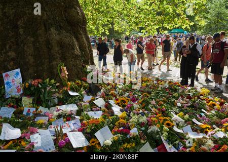 Omaggi floreali e messaggi intorno ad un albero a Green Park, Londra UK, il 12th settembre 2022, dopo la morte della Regina Elisabetta II Foto Stock